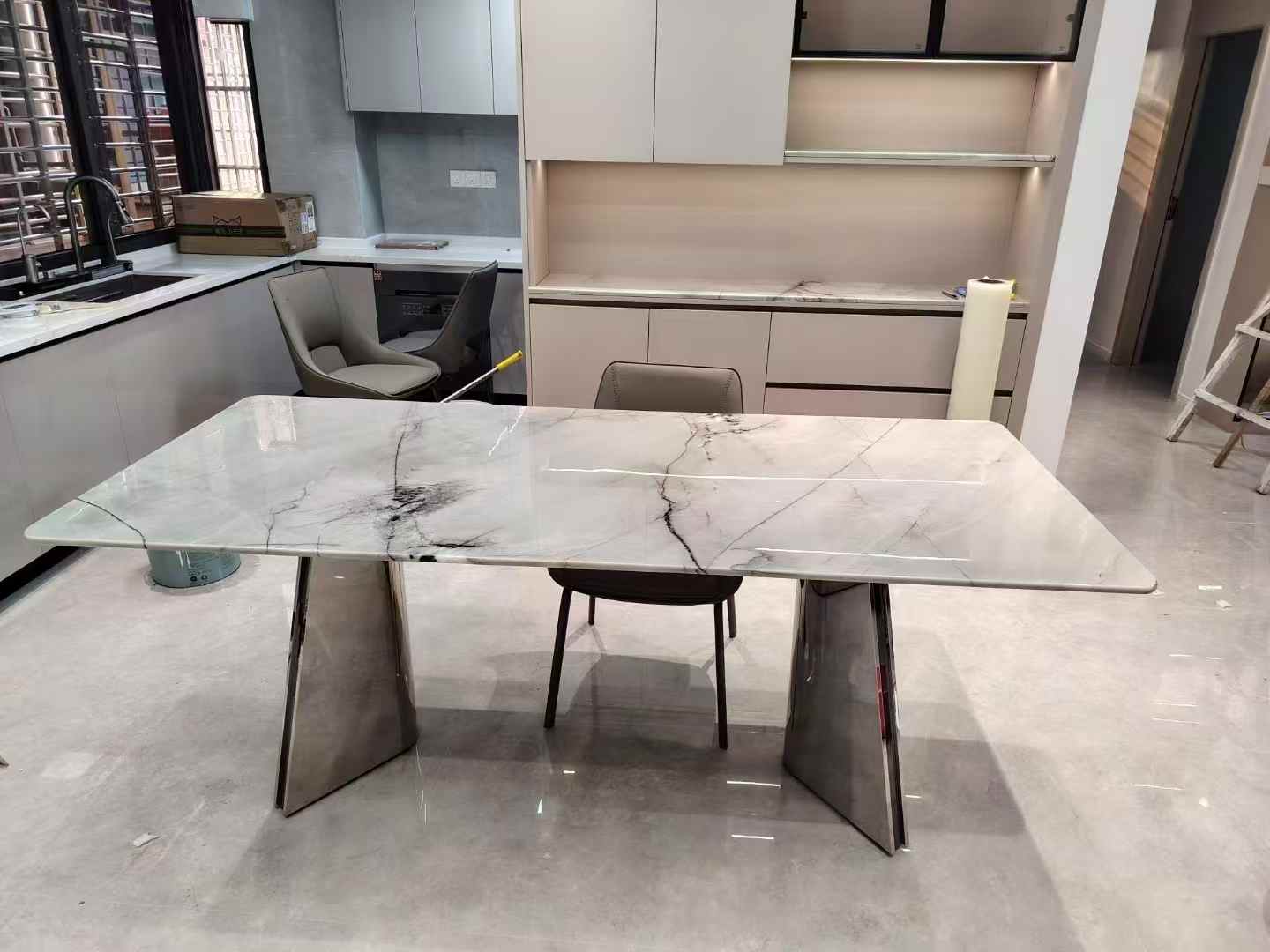 Acquamare Crystal quartzite Dining Table