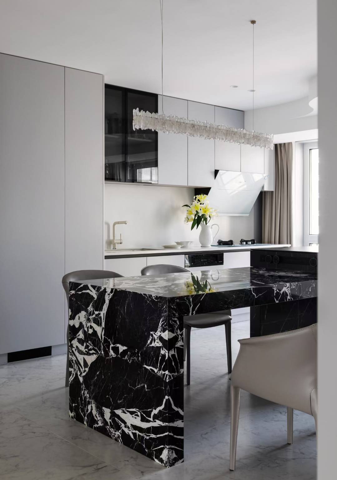 Antique Grand Marble Kitchen Island Design