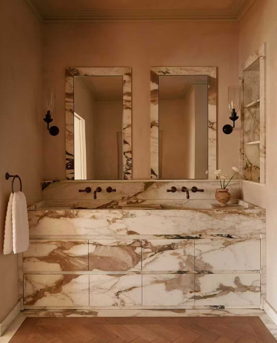 Calacatta Vagli Oro Marble bathroom vanitytops