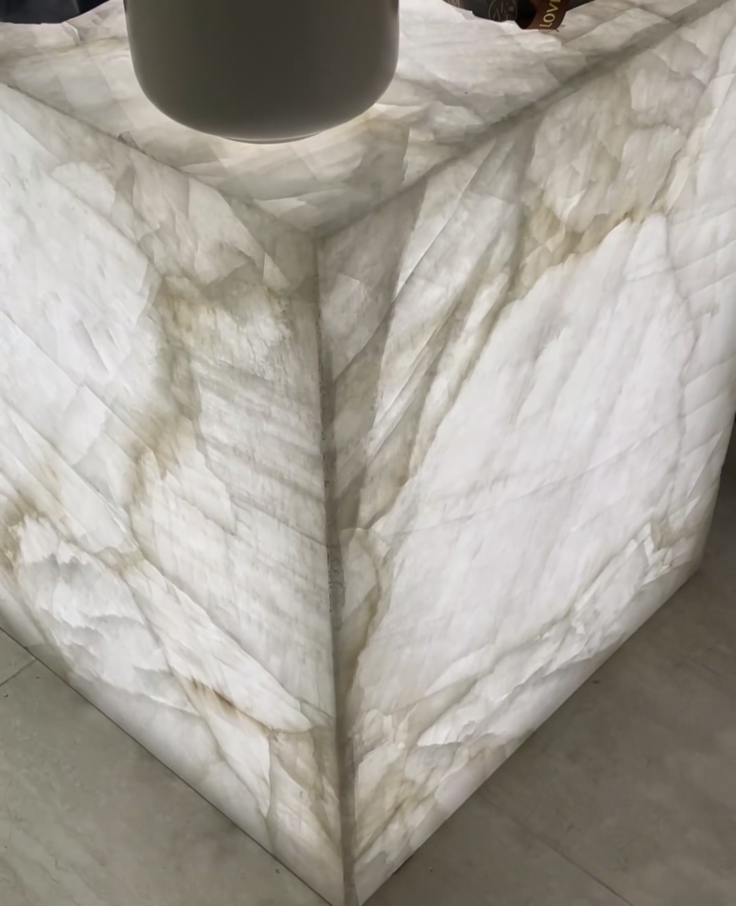 backlighting onyx reception