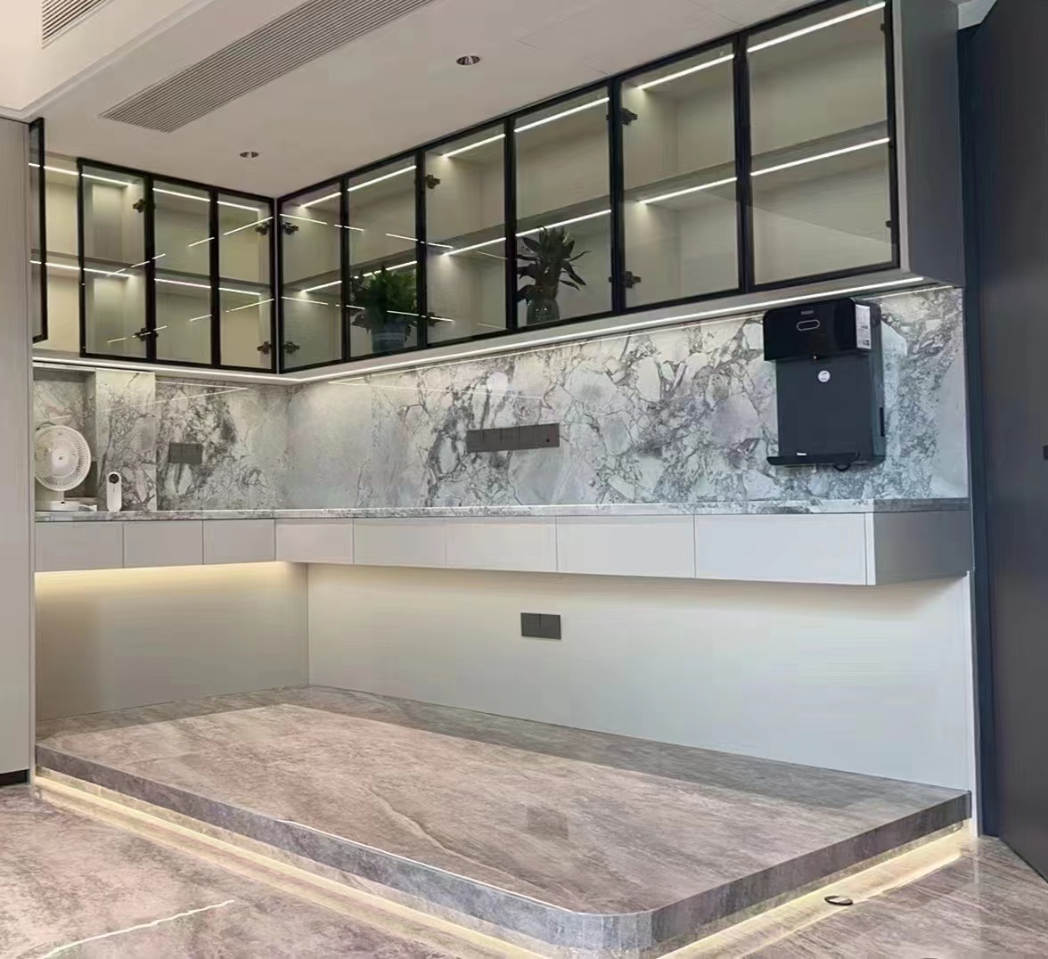 backsplash with super white quartzite