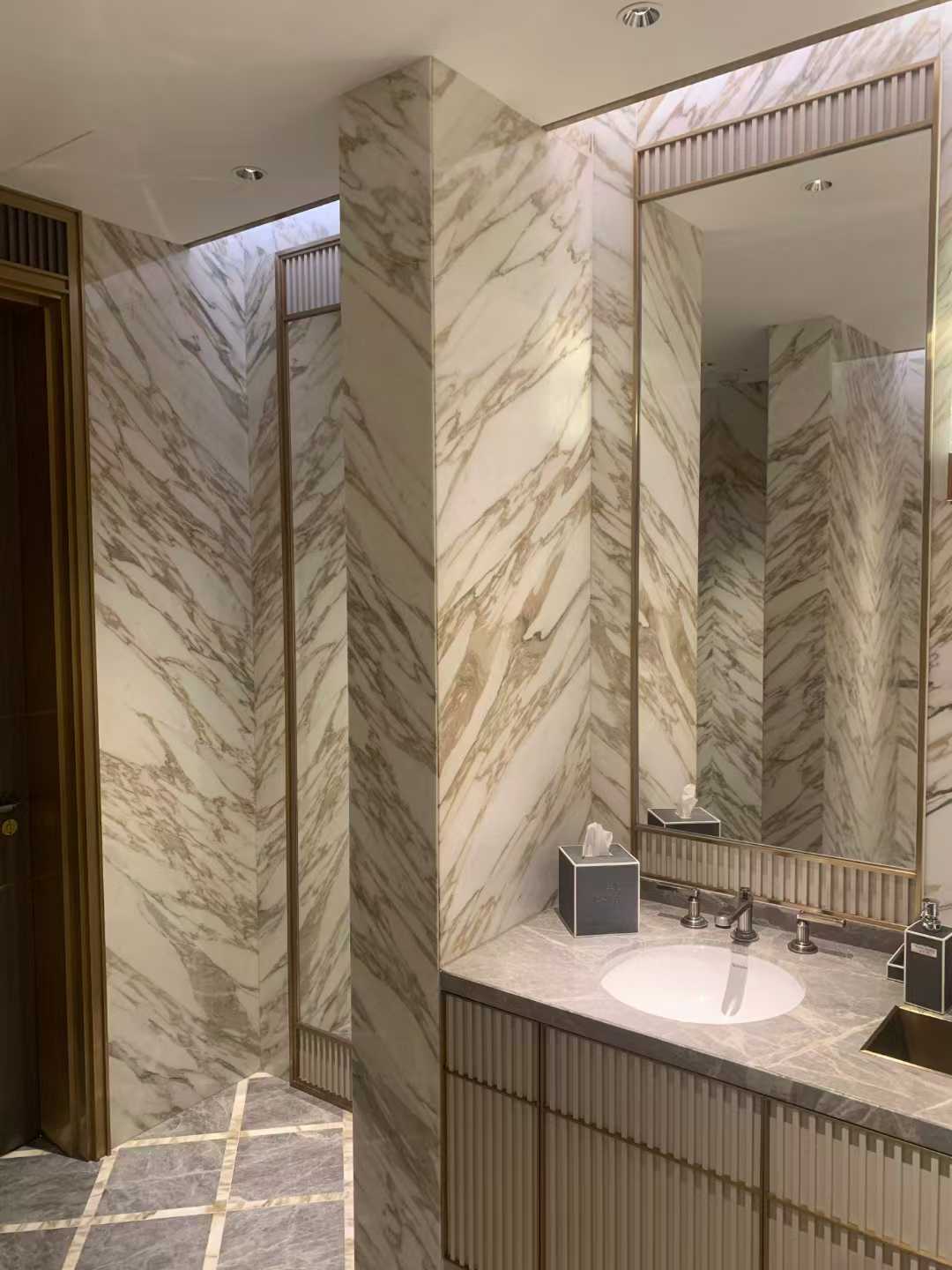 calacatta gold marble backsplash