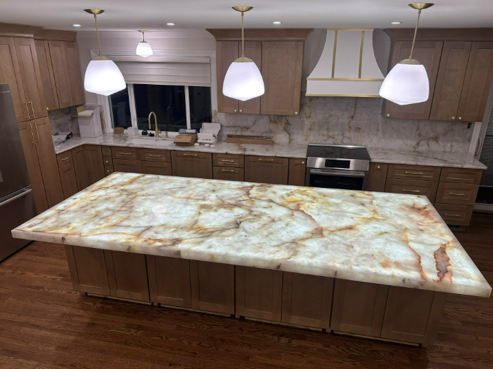 cristallo quartzite lighted​