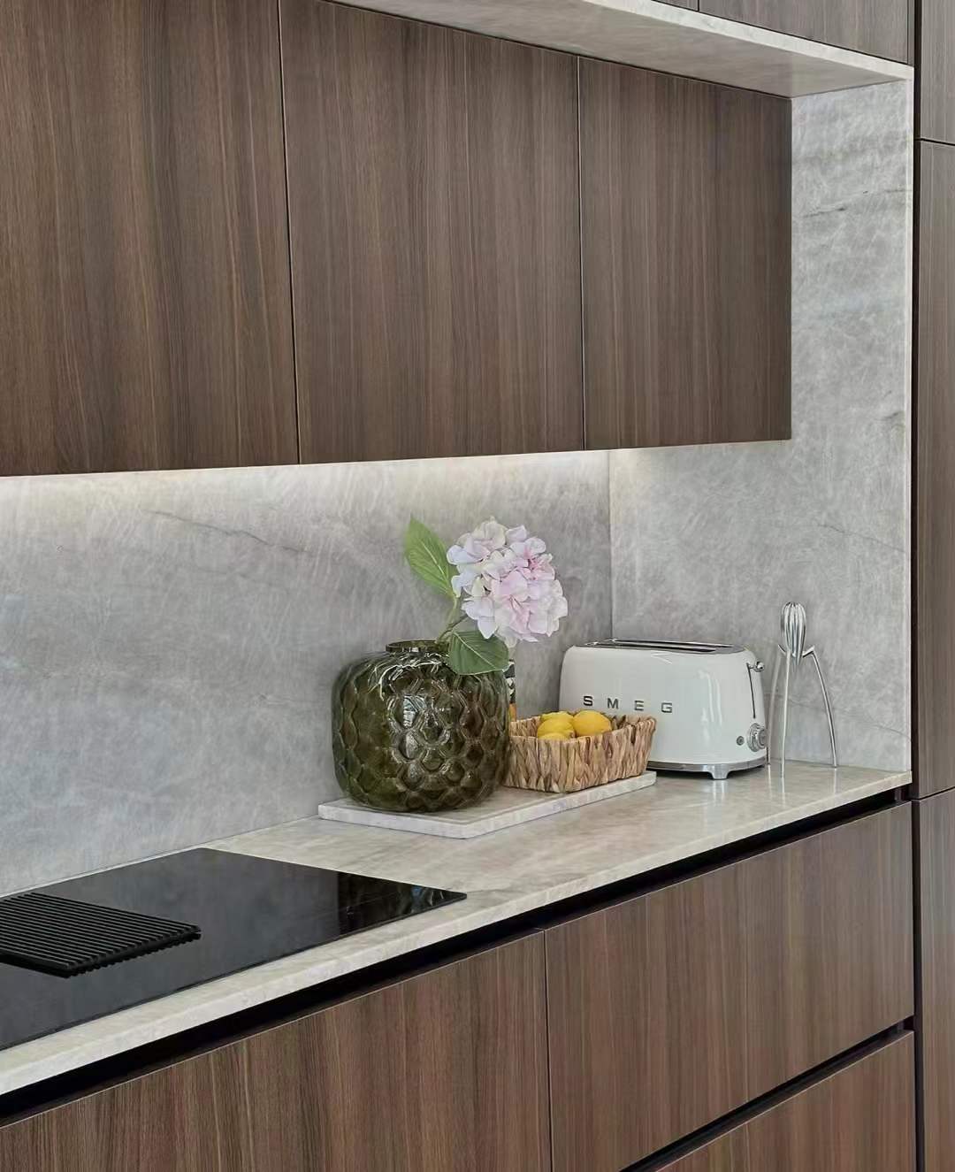 taj mahal quartzite backsplash